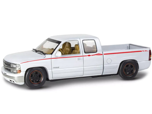 Level 4 Model Kit 1999 Chevrolet Silverado Street Pickup Truck 1/25 Scale Model